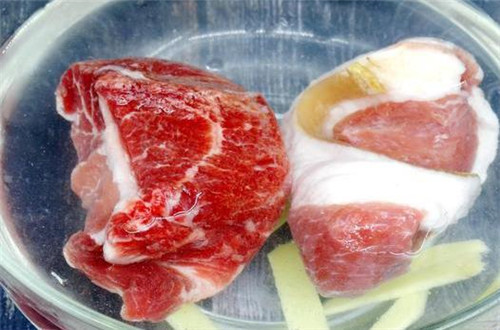 解冻肉“最怕”直接用水泡,教您4个小方法,冻肉变成“小鲜肉”