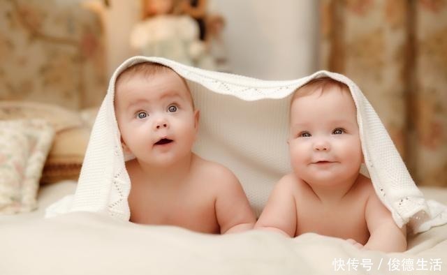母乳|双胞胎妹妹吃母乳，姐姐吃奶粉，5个月后两个宝宝的差别让人心疼