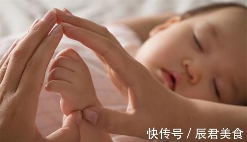 小手|宝宝坚持“举手”睡觉是何原因?懂了这三点,就不会无谓担心了