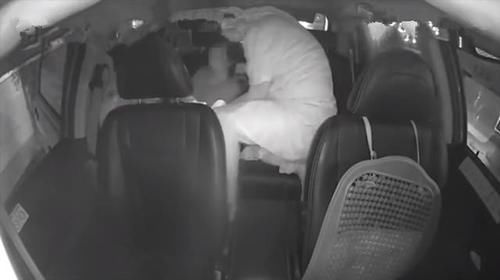 脐带|孕妈在出租车上分娩，自剪脐带还不忘付车钱，网友：孩子取名车生