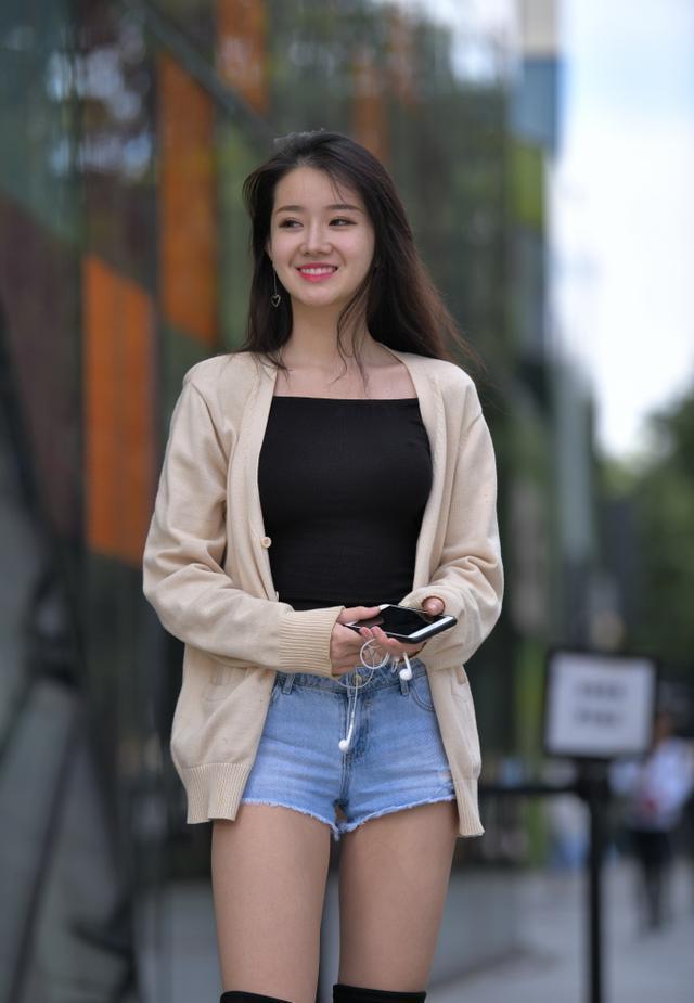 长筒靴|美女街拍:冬季穿搭做“减法”,短裤搭配长筒靴,让你清新又有型!