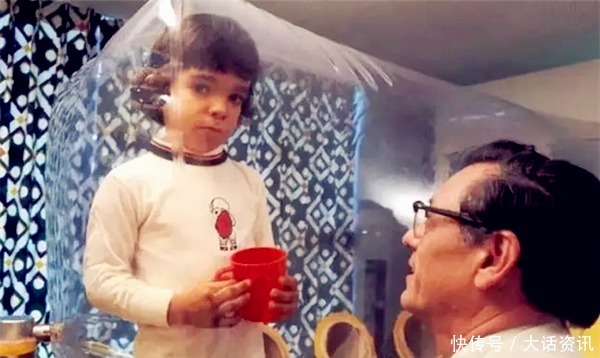 在隔离罩生活了12年的“泡泡男孩”,死亡前第一次拥抱了妈妈