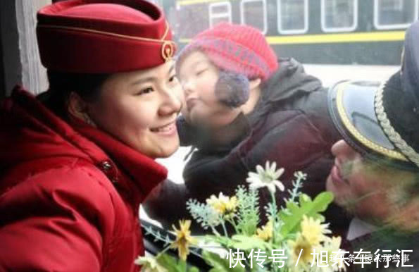 付圆圆&小小站台上,这个军人和4岁双胞胎女儿团聚了35分钟!