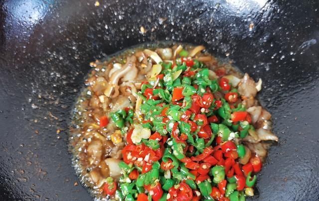 简单|卤猪耳朵怎么炒?做法简单,味道香辣开胃,吃起来又脆又嫩还下饭