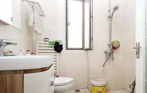 卫生间|晒晒我的婚房,客厅连沙发都没有,直接坐地上,还有更寒酸的吗?