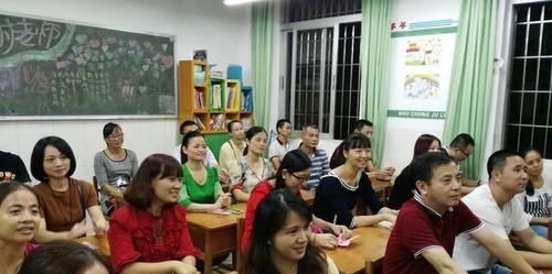 家长会|宝妈穿着新买的“洋衣服”去开家长会,班主任看到:换一件再来