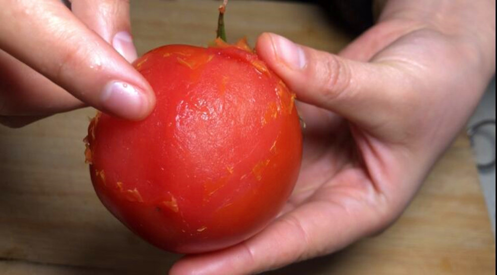 西红柿炒鸡蛋时,到底是先炒鸡蛋还是西红柿大厨教你正确的做法