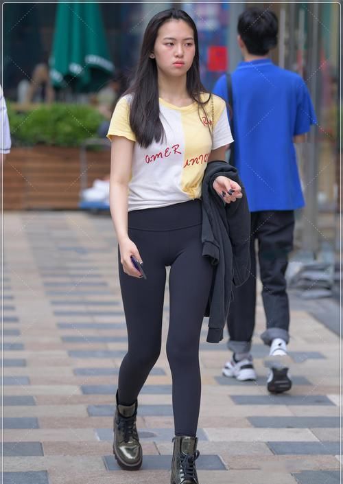 拼色字母短袖，活泼可爱，青春靓丽时尚感十足