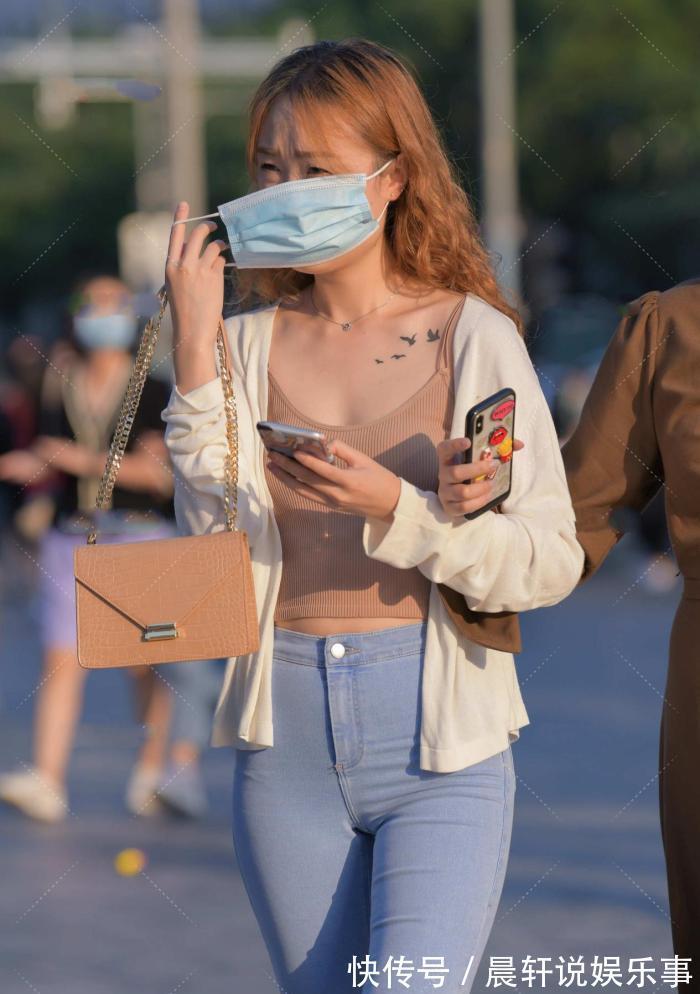 马甲 吊带清凉休闲,卡其色温柔显白,搭配蓝色牛仔裤,青春有活力