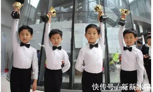 二胎政策|四胞胎来爷爷家蹭饭,爷爷大喊快关门,孩子的话让全场大笑