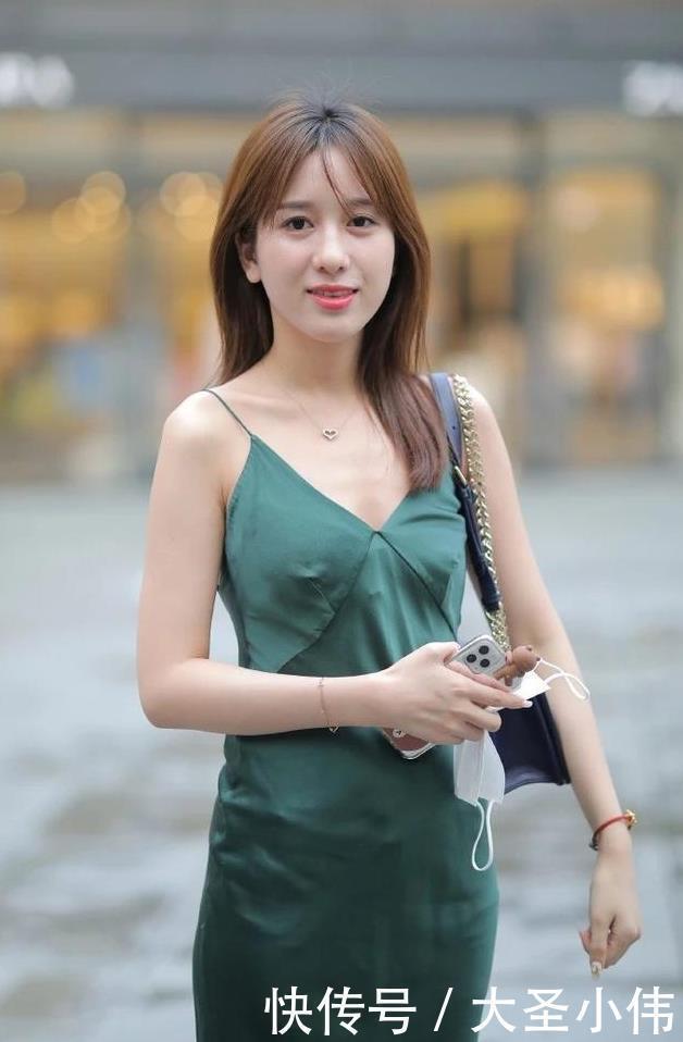 亮点|美女街拍:看完才知道30岁以后的才叫女人,这么穿亮点多,满满的青春风范