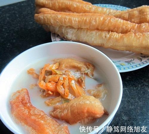 这组老外吃油条火了,把油条吃出了“你们吃不起”的感觉我是服的