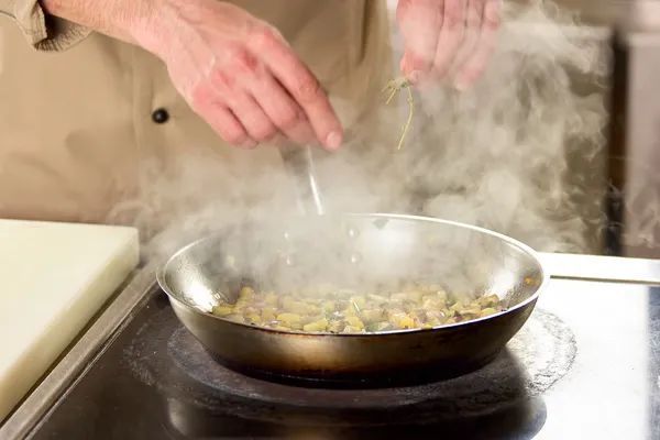 这样用锅,堪比慢性毒药!铁锅、不粘锅、不锈钢锅,哪种最好