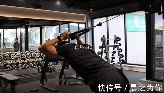 过头臂屈伸|胖子也有春天,英国大码超模140斤,却拥有让人羡慕的沙漏身材