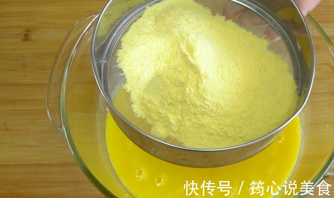 双色玉米面蒸蛋糕，好吃不上火，用对方法，暄软漂亮中间不发粘