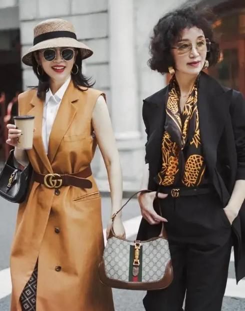 年过50的女人别总穿卫衣打底裤，显老！瞧三木妈妈穿搭，真优雅