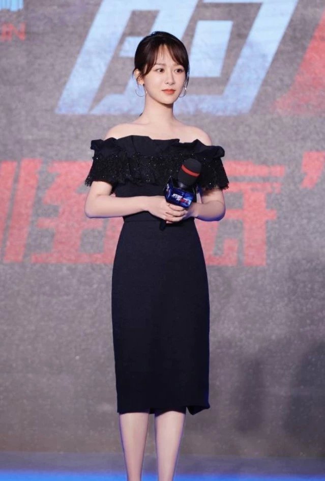 《中餐厅》杨紫是“充钱”了吗这打扮比以往的都要减龄,还很潮