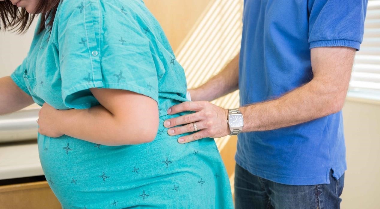 顺产|产妇顺产,医生又掏又剪又缝,丈夫围观,出产房后态度让人寒心