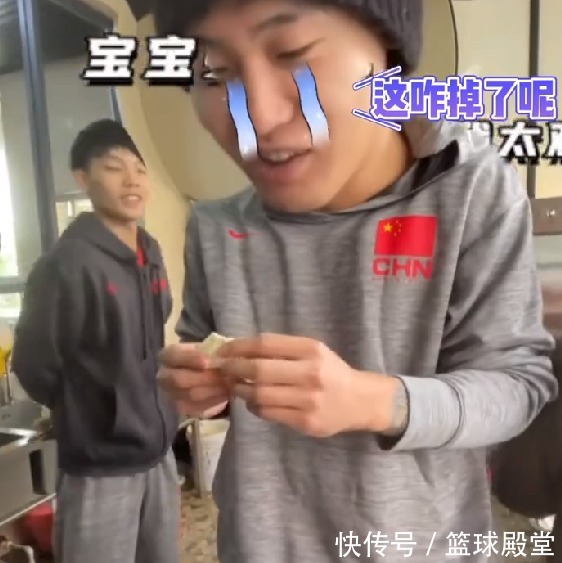面對(duì)鏡頭|包餃子趣事！徐杰全程圍觀，趙睿滿(mǎn)臉自信，一個(gè)失誤徐杰憨笑離去