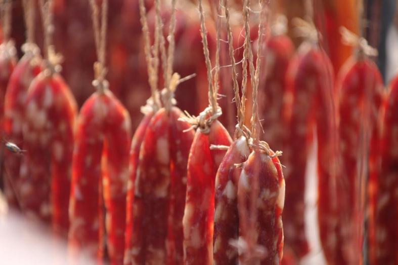 制作腊肠，10斤肉加多少盐？很多人没放对，难怪不香，还发霉变臭