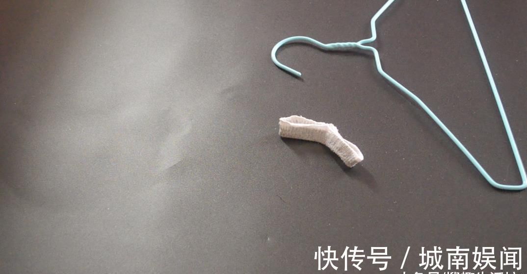 家庭|袜子剪一剪套在衣架上太实用了, 解决了很多家庭的困扰, 赶紧试试