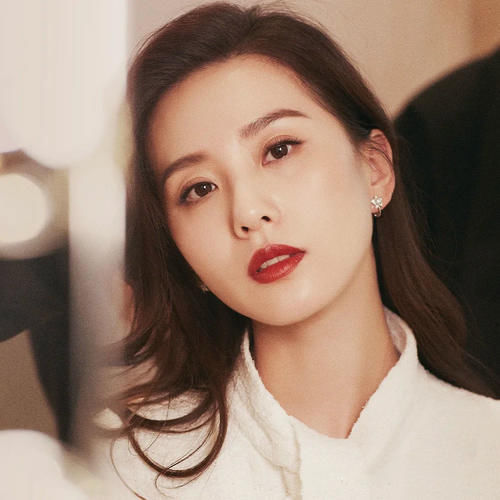 女人选口红，别挑过气“姨妈色”，今年最潮的是这5支网红色