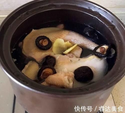 炖鸡汤，别只会焯水了！30年大厨教你3招，肉质鲜香软嫩，无腥味