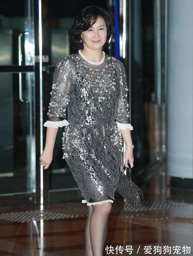优雅 何超琼身材微胖，“贵妇范”穿搭气场十足，阿姨辈的女人值得借鉴！