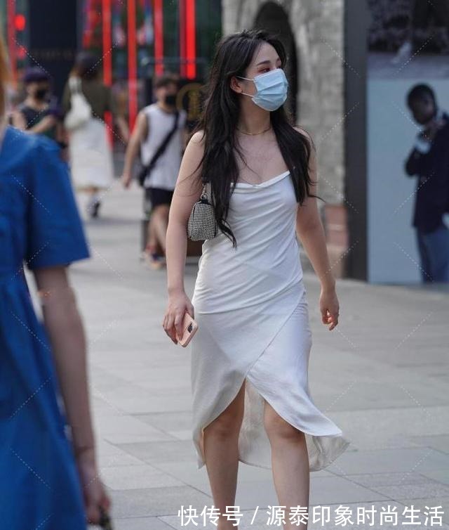 修身长裙 纯净的白色修身长裙,清爽典雅,凸显女神气质!