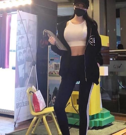 紧身|美女模特：牛仔裤彰显小清新的气质，穿出格调气质，时尚帅气