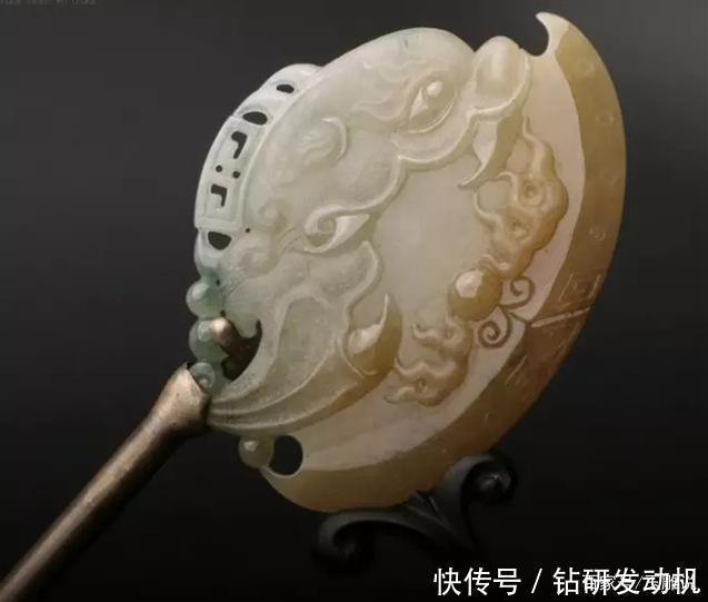 黄翡|玉雕师用一个巧妙的构图让一件不起眼的翡翠成为一道美丽的风景线