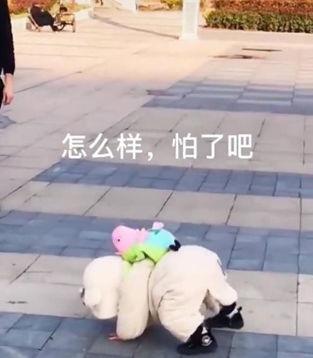 宝宝|爸爸在宝宝面前翻跟头,宝宝不甘示弱,当宝宝翻倒在地时妈妈笑喷