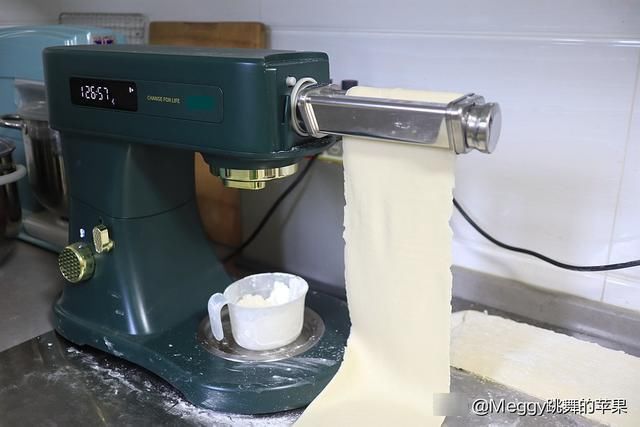 保鲜袋|夏天犯懒不爱做饭，10分钟搞定1锅鸡蛋青椒炒面，全家如狼似虎