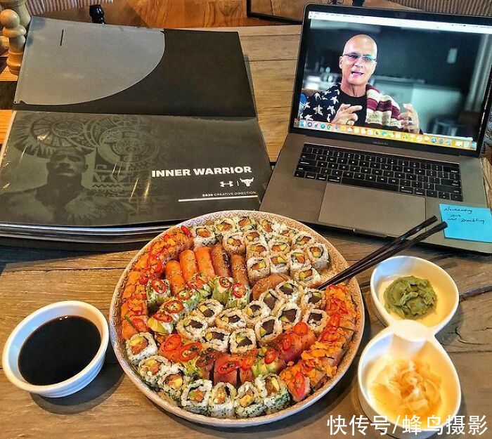 28个巨石强森的菜单，满满一桌子太能吃，还边吃边看电影太享受