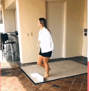 |搞笑GIF段子:美女,你这一摔有点远了,帅哥们都等不急了