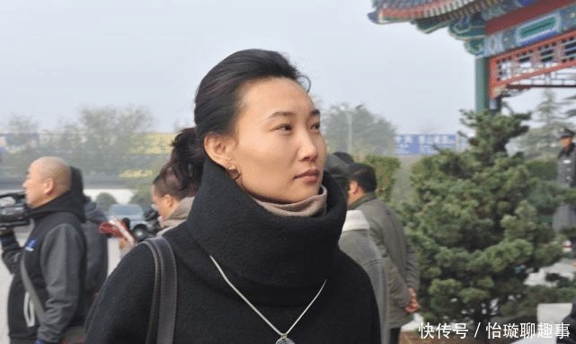 李梓萌不化电视妆的时候，看着还挺随性的，温柔的样子更知性