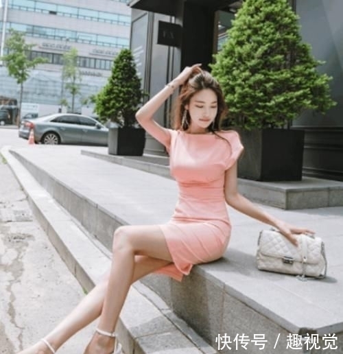 30岁辣妈浅色连衣裙,时尚优雅,绽放出辣妈独特风范