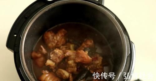 炖猪蹄怎样能上色，只要加了这“三样”，猪蹄红润脱骨，软烂入味