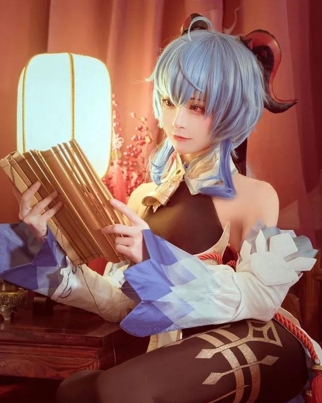 甘雨|《原神》甘雨cosplay,完美身材与气质,太美了