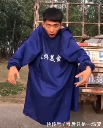 魔术|东北小伙直播表演魔术,不料当场露馅人仰马翻,场面非常搞笑