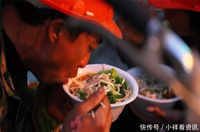 七律《叹民工》,苦酒一杯品凄凉,道尽人生满沧桑