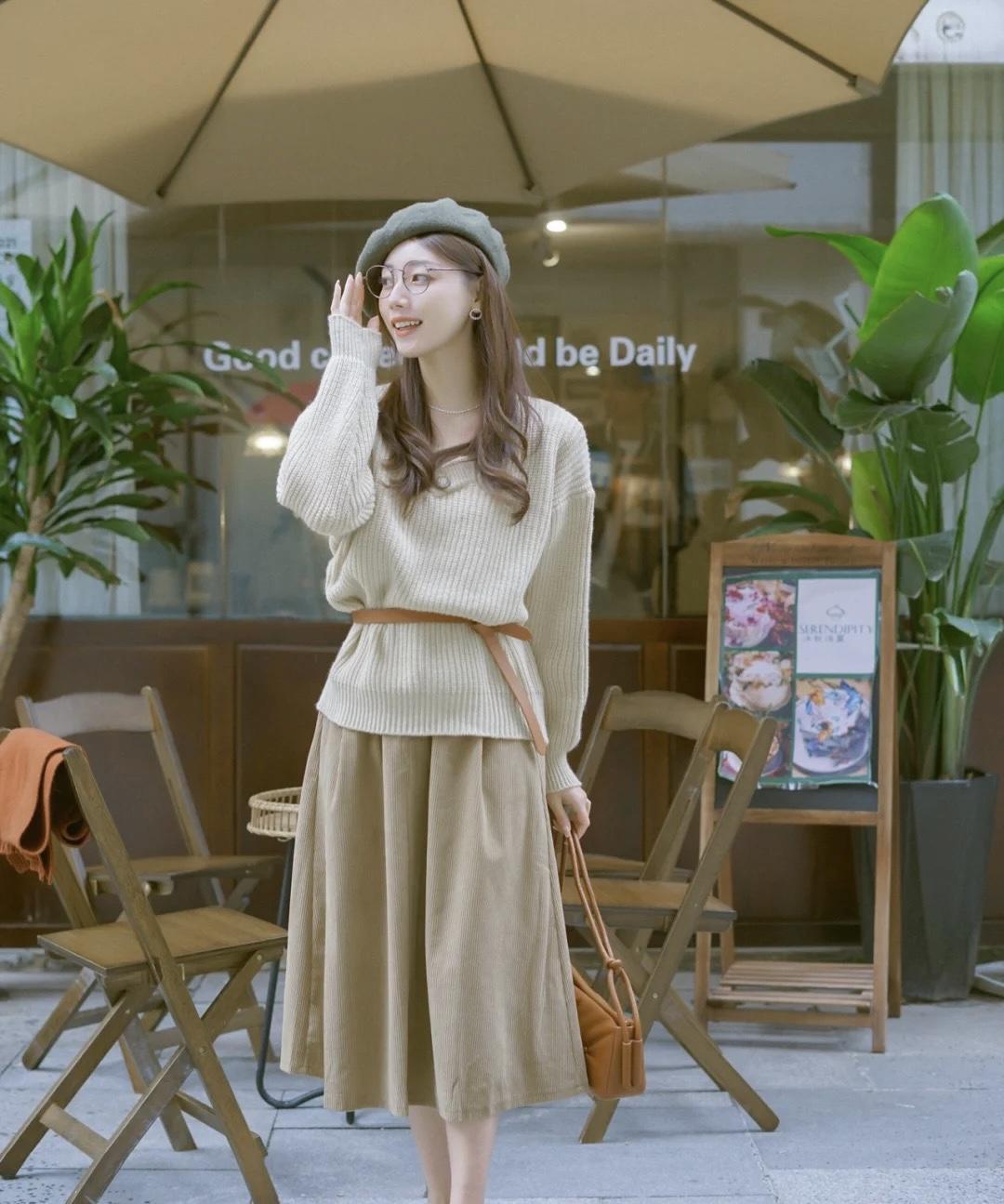 半身裙 秋冬季节怎么穿?针织开衫搭配百褶半身裙温柔优雅,美出了新高度