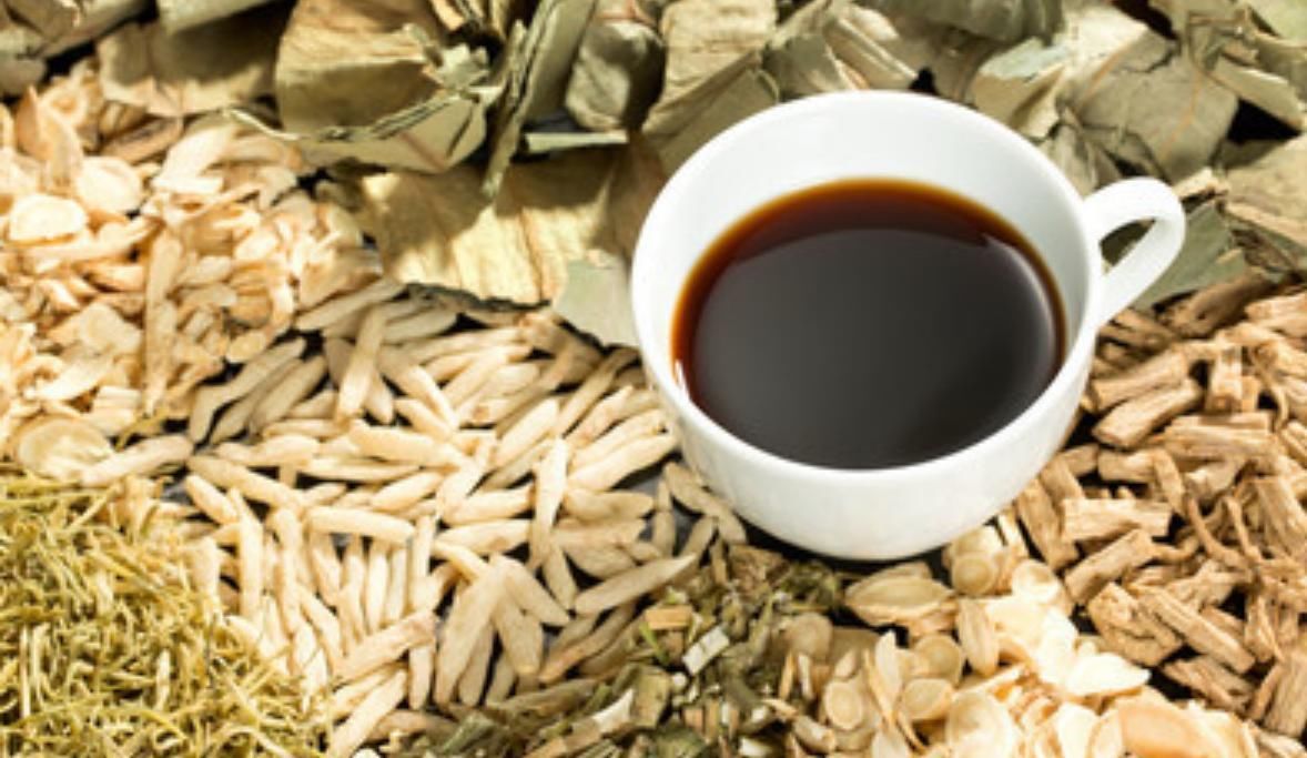 调五脏通经络的妙法上拍百会、中揉腹、下跺脚