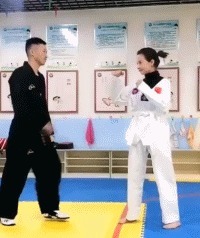 |搞笑GIF趣图:自从上次被电了一下,就一直忘不了那种感觉