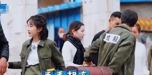 做游戏牵女粉丝的手，对比蔡徐坤成毅，暴露男明星真实修养