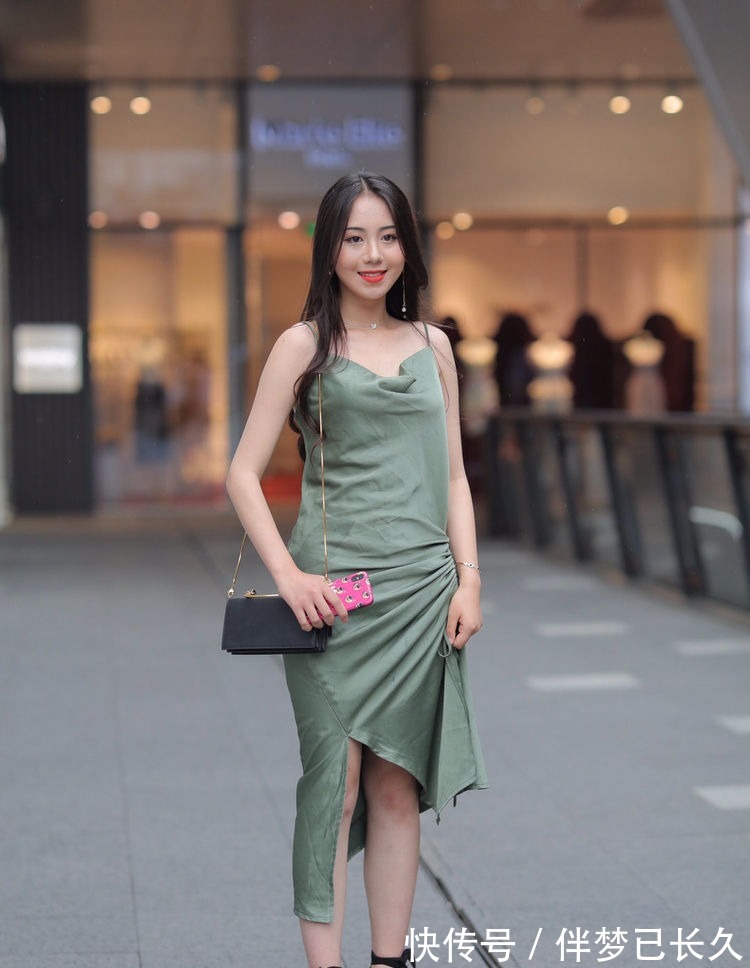 绿色连衣裙|墨绿色连衣裙搭配黑色高跟鞋,贴身舒适,彰显慵懒风格