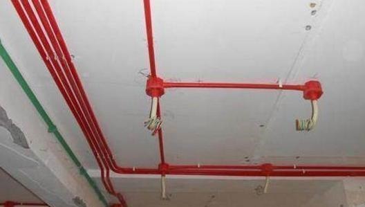 天花板|越来越多人电线不埋地里了,懂行人都这样装,维修简单多了
