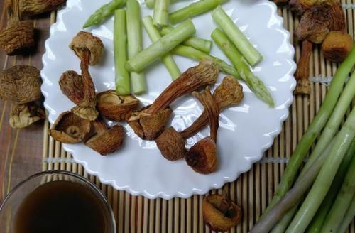 胳膊|脑供血不足的人,每天2个动作2杯水,冲净血管,人也精神焕发