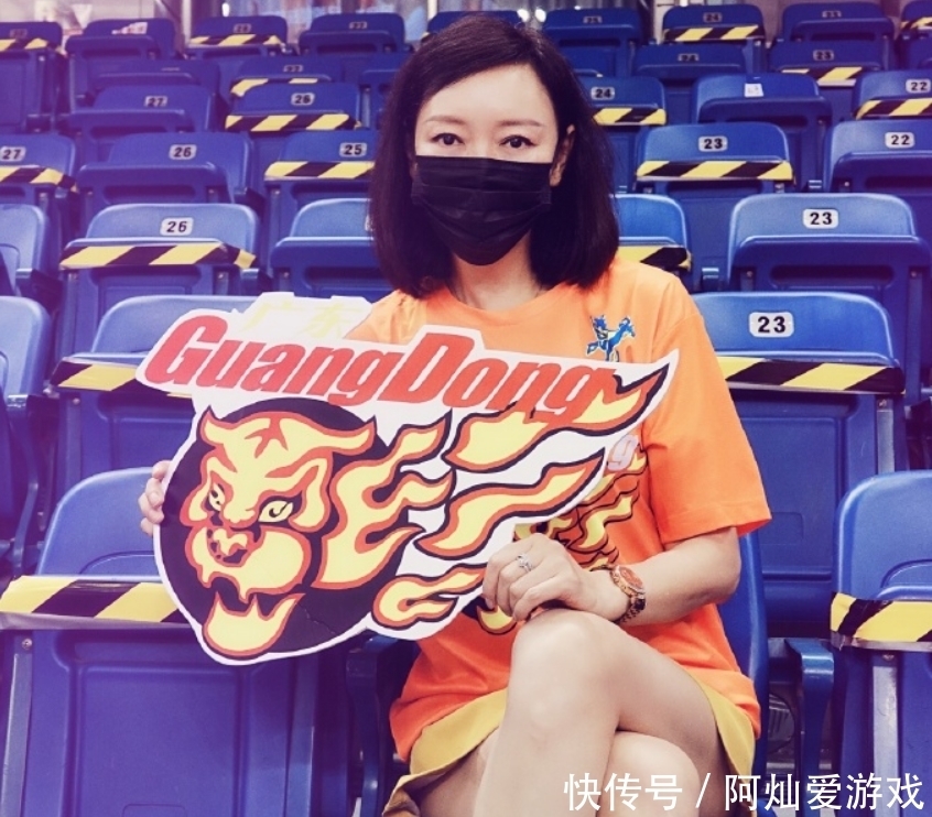皱纹|胡明轩妈妈比球赛还抢镜！穿亮色T恤显年轻，年近五十脸上没皱纹