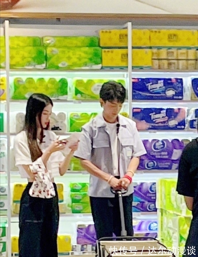 路透|《中餐厅》新路透：龚俊清洗小龙虾，周也丁真超市采购颜值高